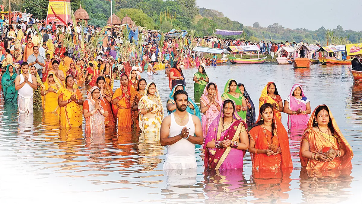 chhath puja 2024 devotees offer prayers to rising sun amidst rain in lucknow