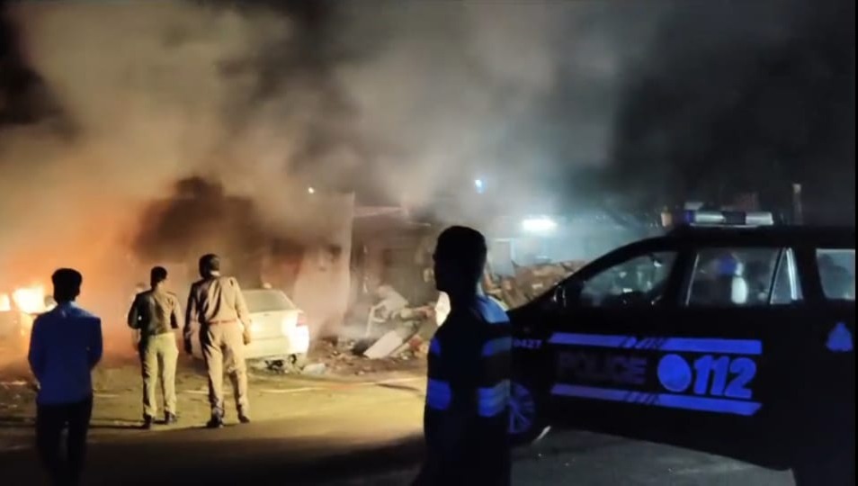 kanpur two cars burned in garage fire gt road incident