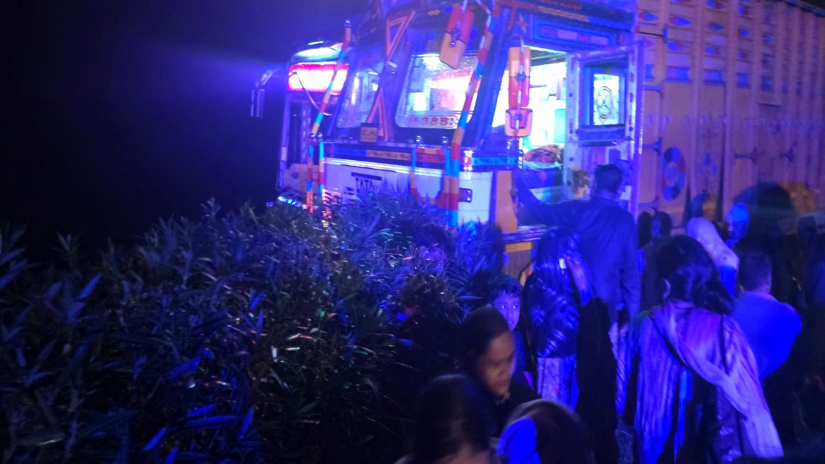 bus accident on agralucknow expressway 6 injured in overlapping collision