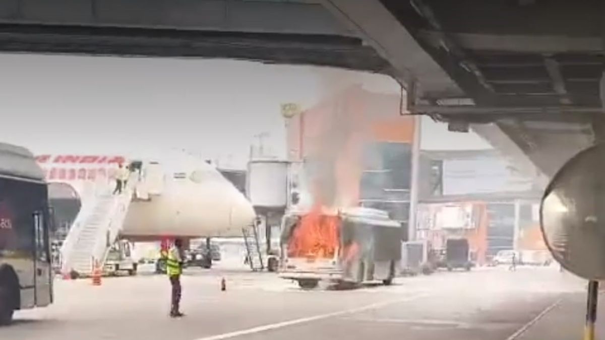 fire at igi airport bus catches fire near aircraft at delhi airport