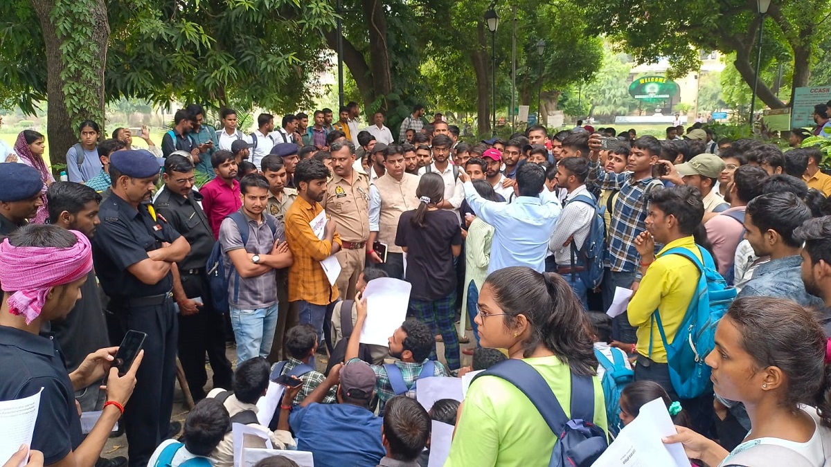 allahabad university student protest demand to removal security guard after clash