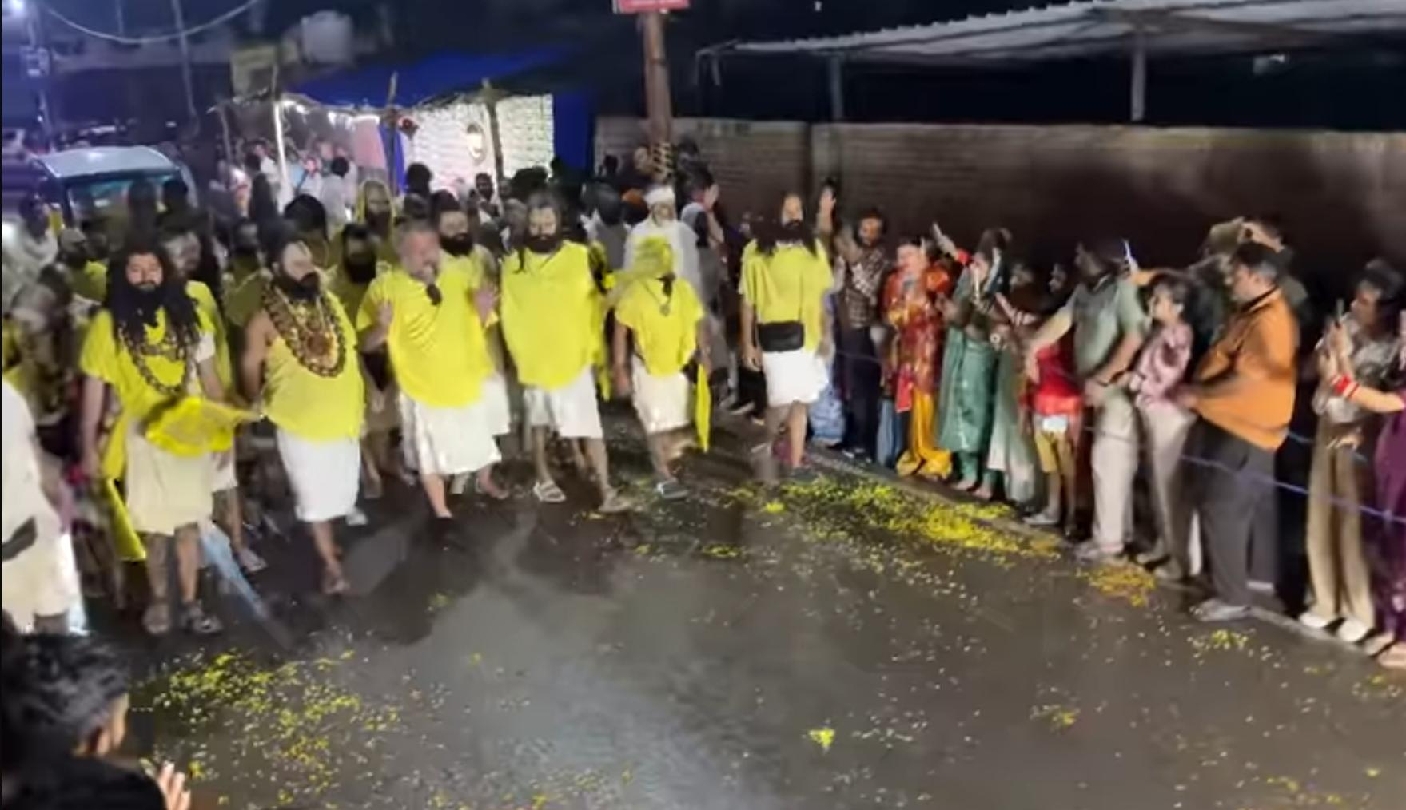 sant premanand maharaj blesses devotees with night walk in vrindavan rain