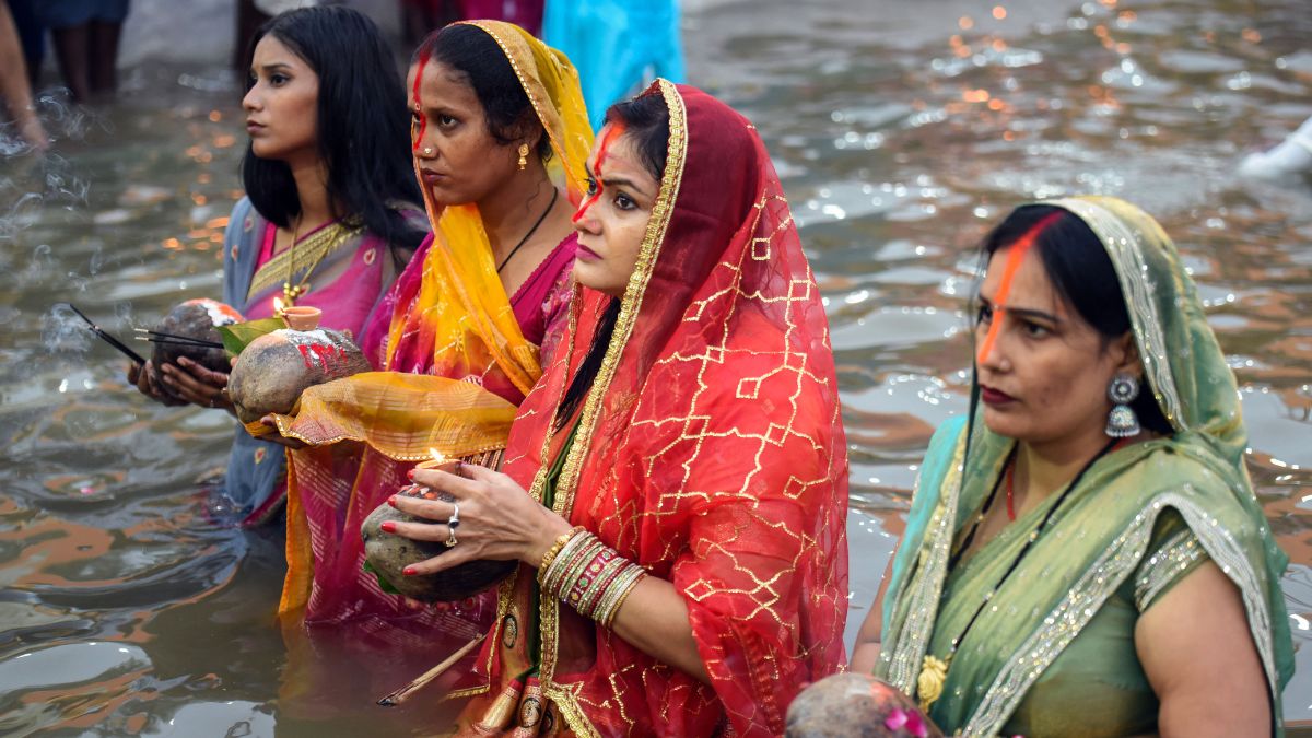 chhath puja ends with sunrise offering devotees gather at ghats