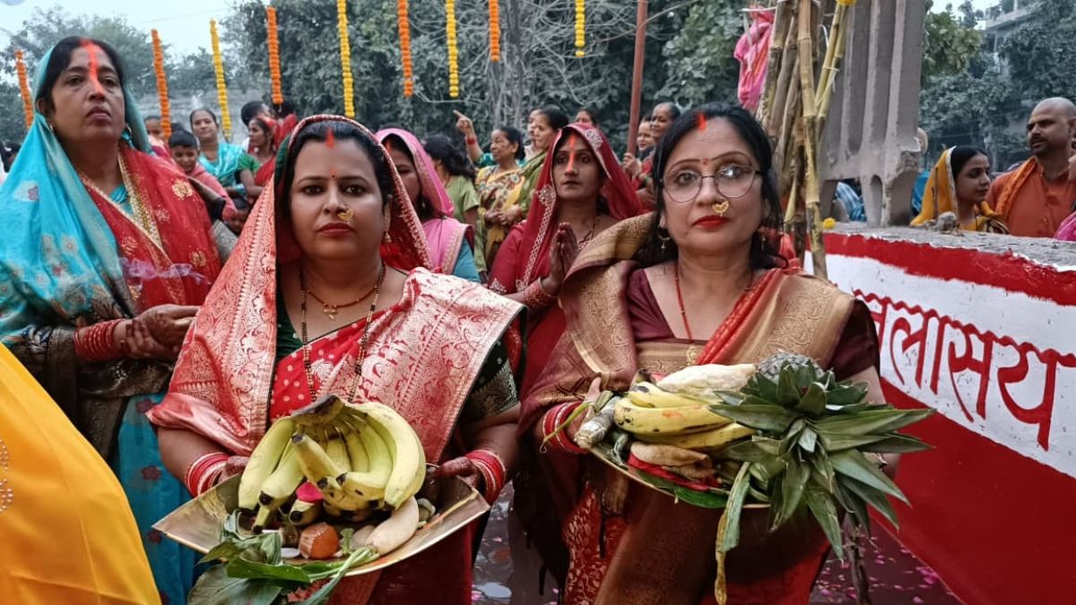chhath puja celebrations return to yamuna banks after 5 years