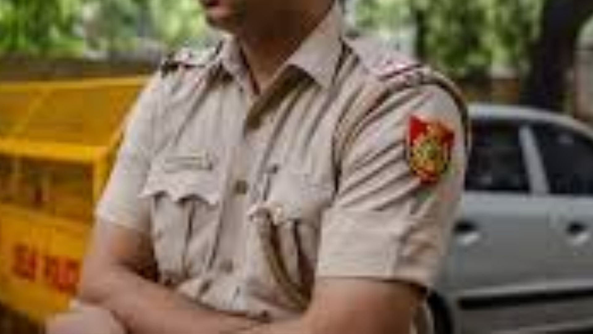 delhi police arrests thief with 18 stolen mobile phones