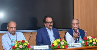 आइआइटी कानपुर में शुरू हुए इंजीनियर कॉन्क्लेव के बारे में जानकारी देने के दौरान बाएं से प्रोफेसर मणीन्द्र अग्रवाल ,डॉक्टर एस सोमनाथ और जेडी पाटिल। जागरण