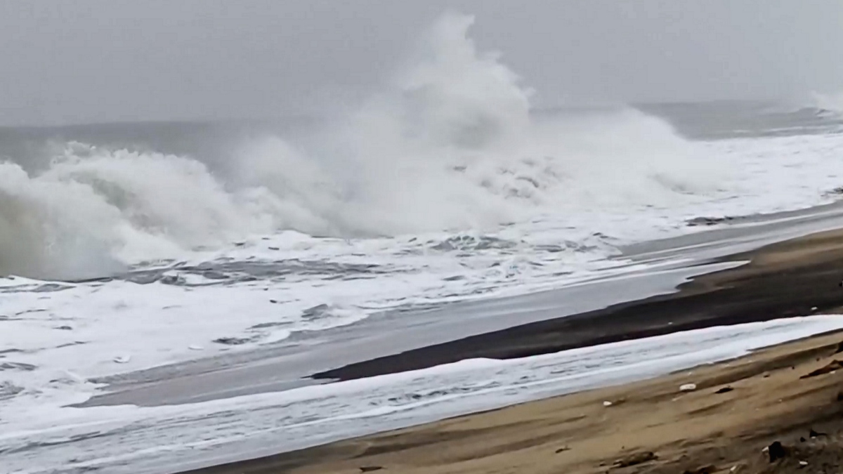 cyclone montha 110 km per hour speed andhra tamilnadu chhatisgarh 100 trains cancelled
