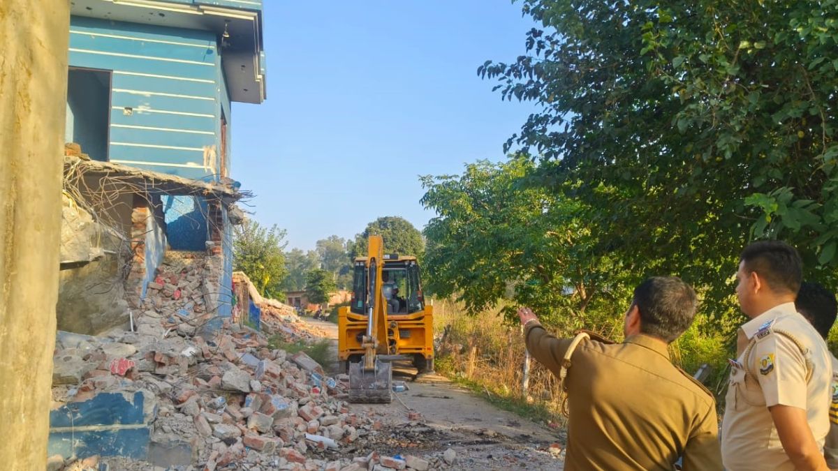 himachal police demolishes homes of two drug smugglers
