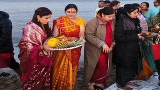 छठ पर्व पर यूके के एडिनबर्ग में सूर्यदेव को अर्घ्य दे रहीं प्रयागराज की डॉ. ईशान्या राज। सौ. स्वयं