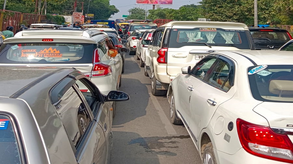 prayagraj traffic jam pregnant woman and unborn child die on shashtri bridge