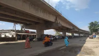 ओवर ब्रिज से अनियंत्रित होकर गिरी स्कूटी सवार महिला।