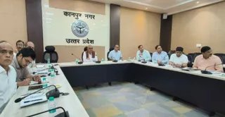 बैठक लेते जिलाधिकारी एवं जिला निर्वाचन अधिकारी जितेन्द्र प्रताप सिंह। प्रशासन