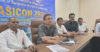 सुपर स्पेशलिटी ब्लॉक में हुई बैठक में स्वर्ण जयंती सम्मेलन के बारे में बताते डा. प्रेमशंकर, डा. जीडी यादव, डा. आरके जौहरी और डा. विकास कटियार। जागरण