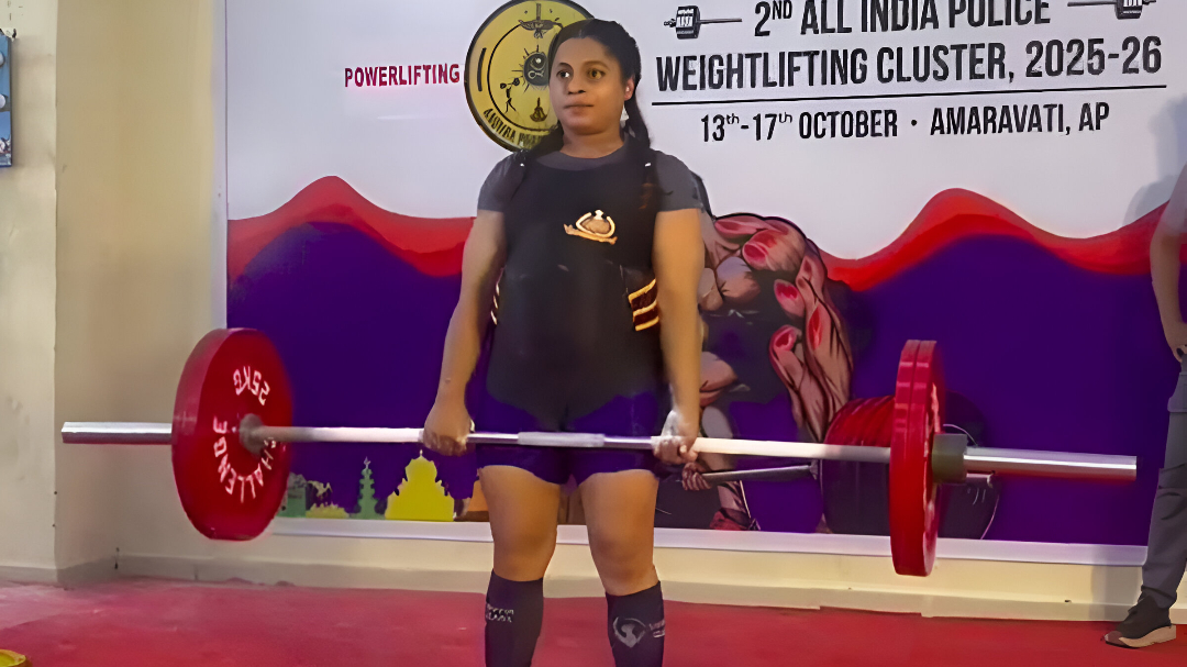 delhi police constable wins medal in weightlifting while 7 months pregnant