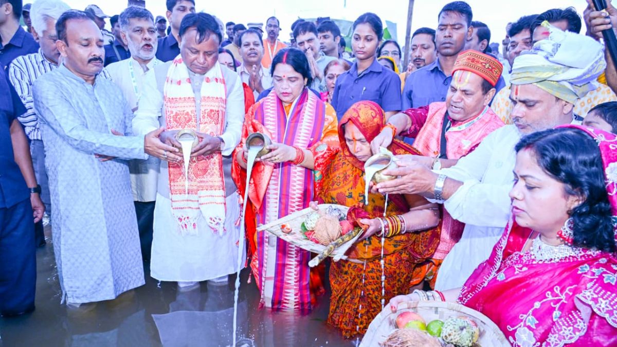 odisha cm offers prayers with devotees first time in history