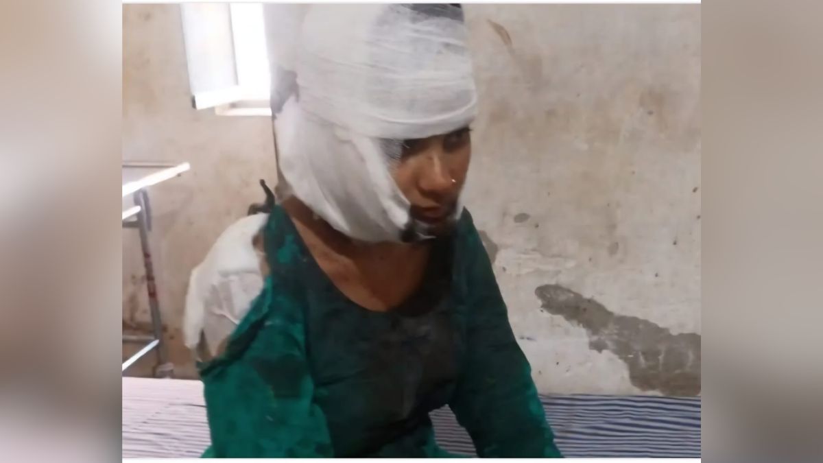 deoria erickshaw battery charging dispute leads to stabbing three critical