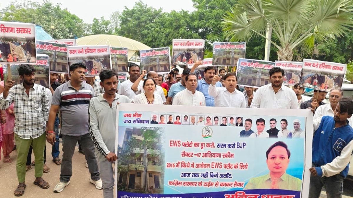 gurugram protest for flat allotment to poor at hsvp office