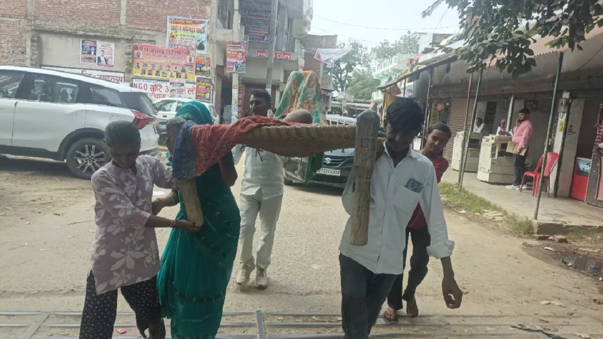 95 year old man on bed taken to chail tehsil of kaushambi to prove innocence