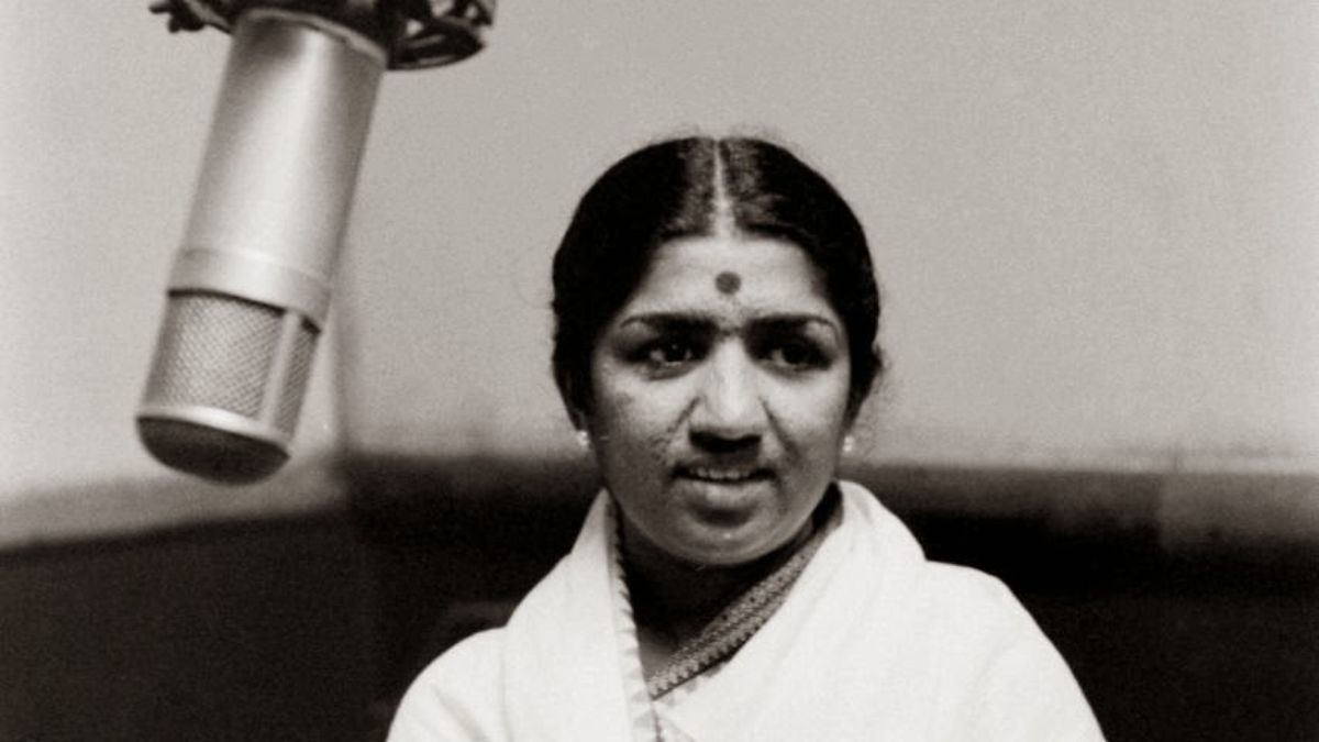 lata mangeshkar song tera mera pyar amar from dev anand sadhana asli naqli movie