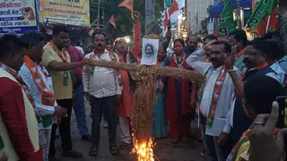 फोटो कैप्शन : चाईबासा में हेमंत सरकार को पुुतला जलाते भाजपा कार्यकर्ता।