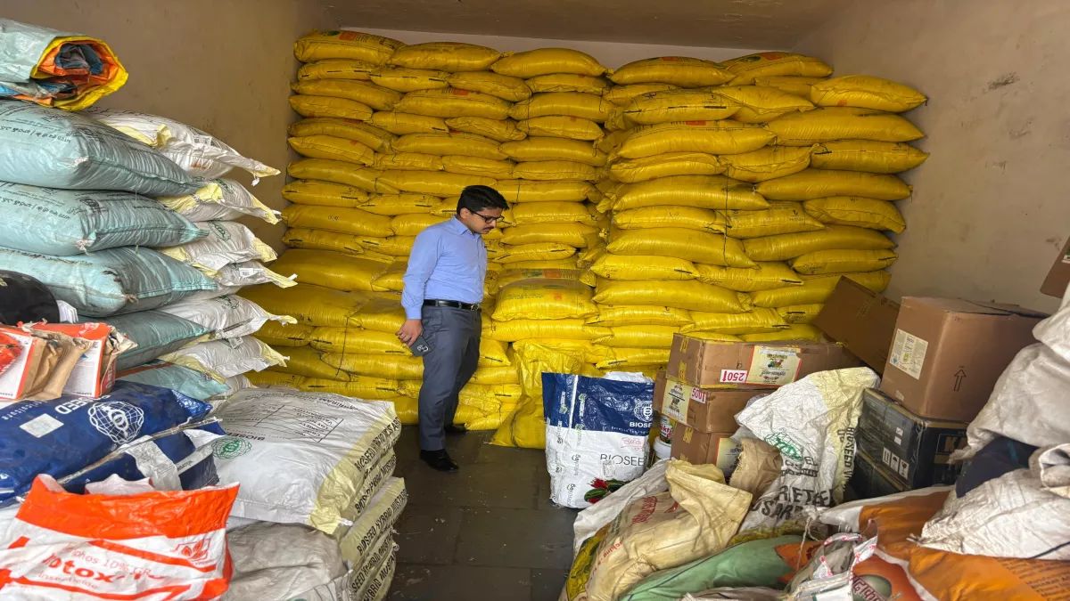 licenses of three fertilizer shops suspended after inspection in sultanpur