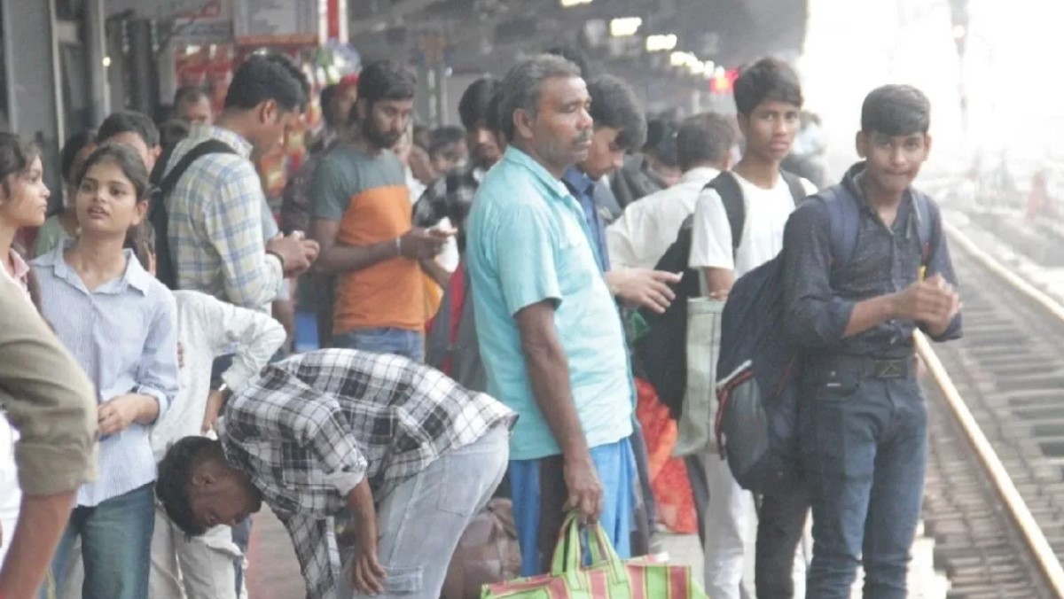 force increased at deen dayal upadhyay and gaya junction to deal with the return crowd of chhath mahaparva