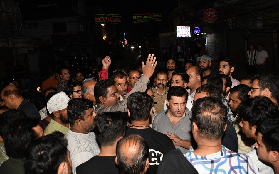 kanpur sewer line excavation protest traders clash work halted