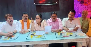 माल रोड स्थित एक होटल में प्रेस वार्ता करते अखिलेश दुबे मुक्ति मोर्चा की सदस्य प्रज्ञा त्रिवेदी। साथ में ( बाएं से ) मनोज सिंह, रवी सतीजा, सौरभ भदौरिया, पूर्व विधायक भूधर नारायण मिश्र। जागरण