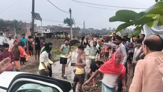 विधायक के काफिले पर हमला करते ग्रामीण। जागरण