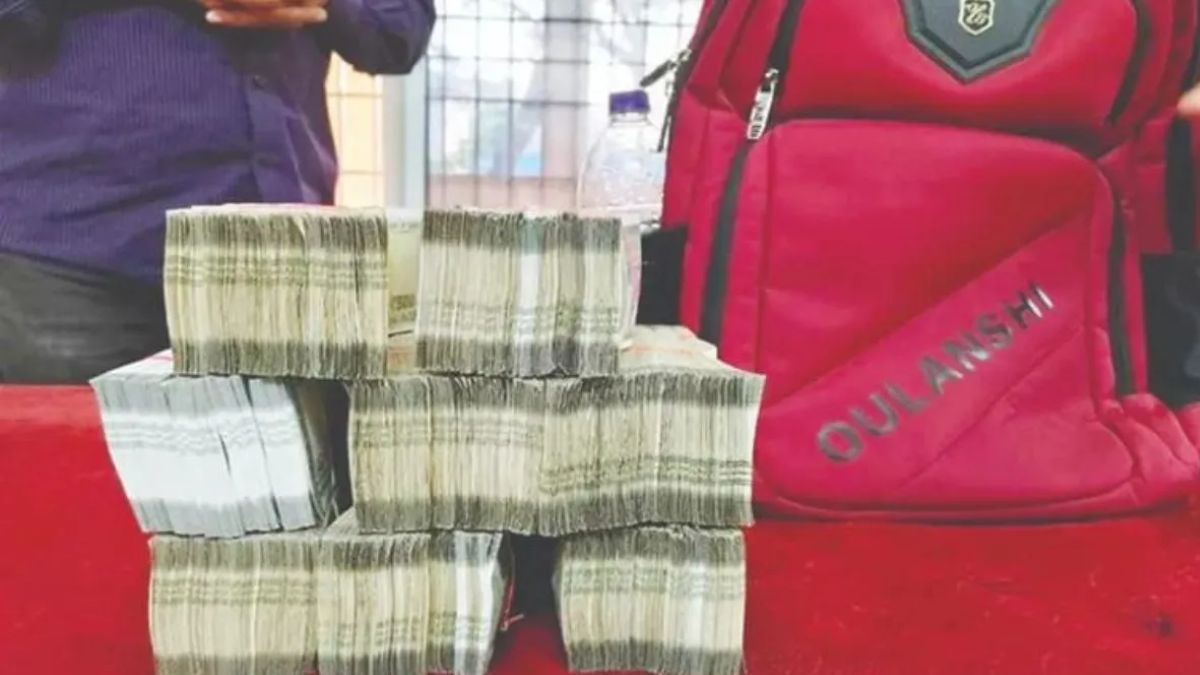 ghaziabad crores of old currency seized counting machine called