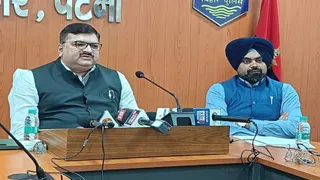 प्रेस कांफ्रेंस में जानकारी देते एडीजी नैयर हसनेन खा। जागरण