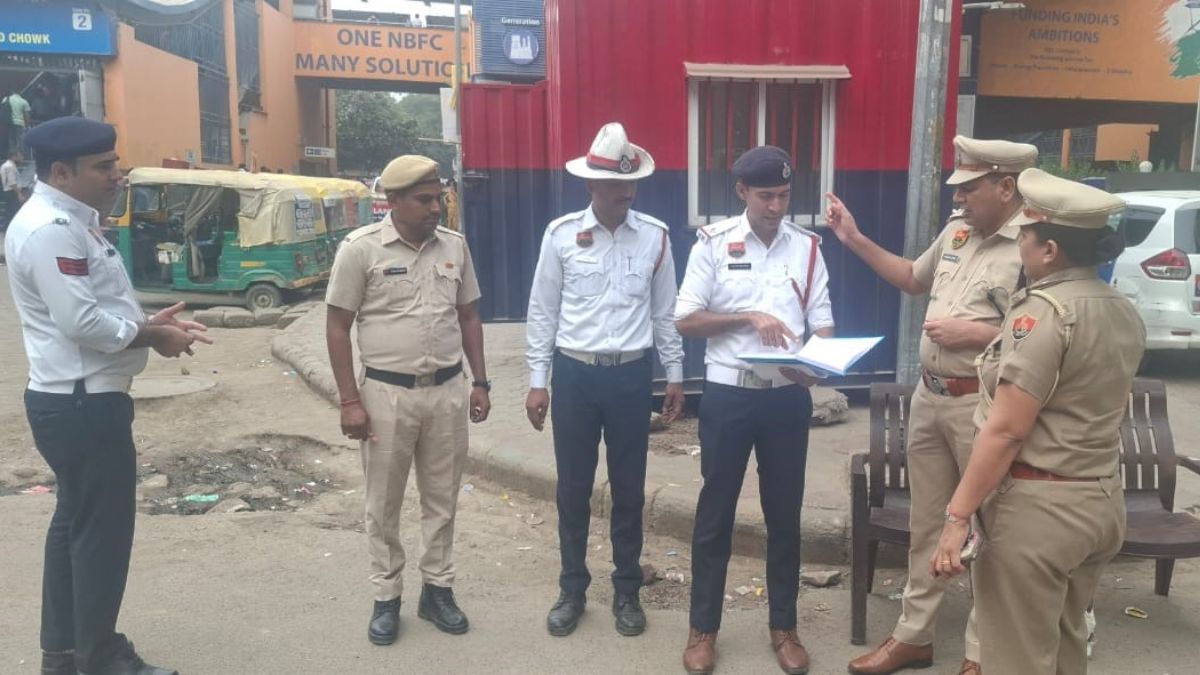 iffco chowk metro autotaxi stand in dedicated lane