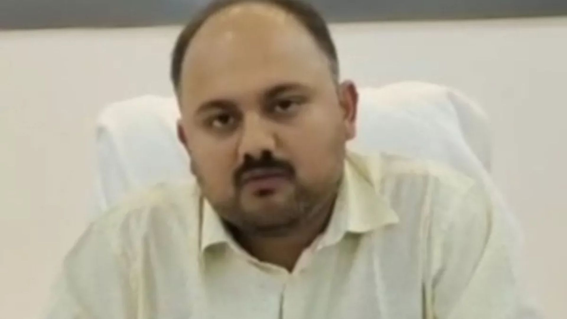 hapur illegal unipoles to be removed in 15 days