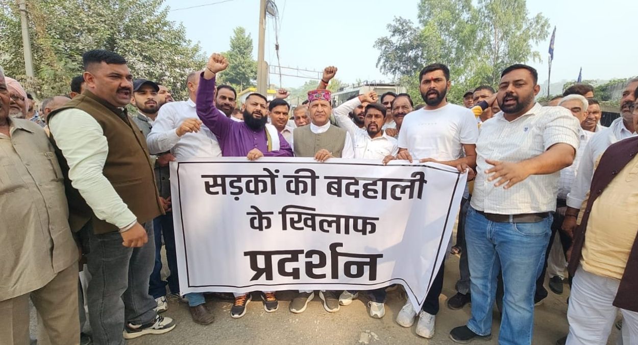 bjp protests poor road conditions in nahan himachal pradesh