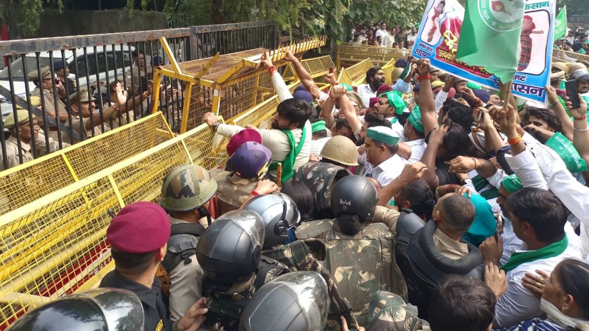 farmers protest at noida authority office police deployed