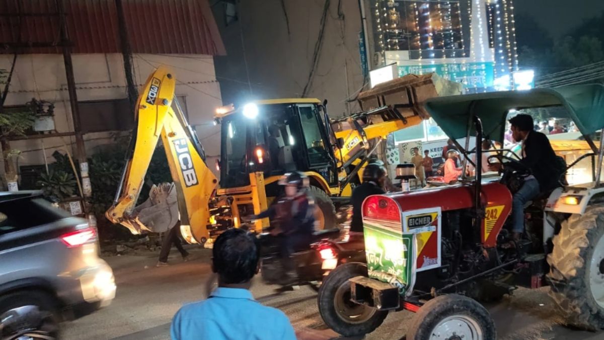 noida antiencroachment drive authority demolishes over 100 illegal shops
