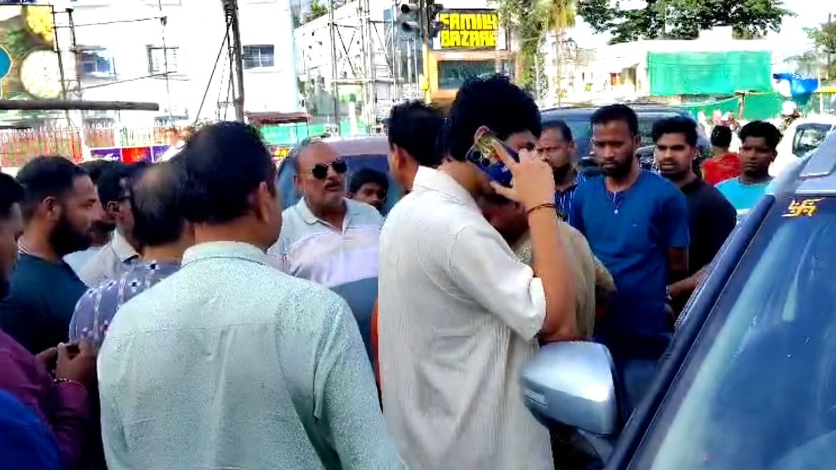 odisha news daylight robbery of 20 lakh in gandhi chowk