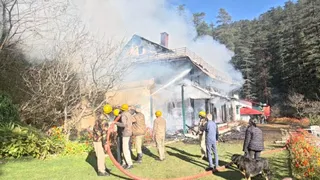 छोटा शिमला में वर्षों पुराने भवन में भड़की आग को काबू करने का प्रयास करते दमकल कर्मी। जागरण
