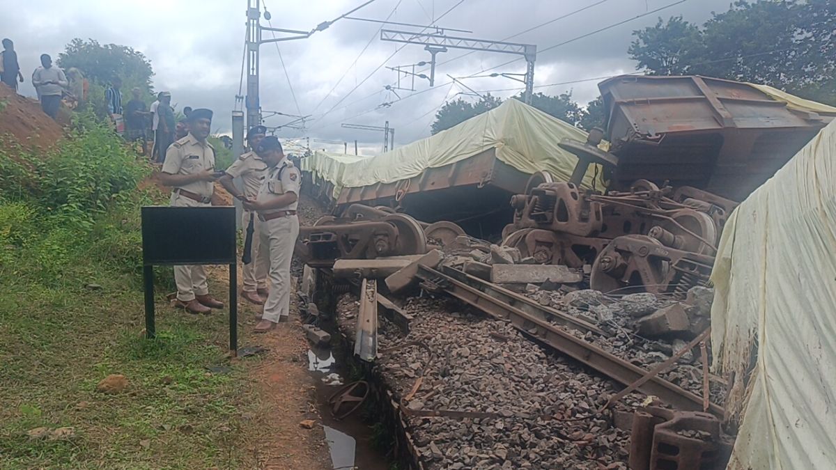 goods train derails in simdega 10 wagons derailed rail traffic disrupted