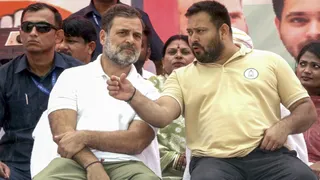 राहुल गांधी के साथ मंच पर तेजस्वी यादव। PTI