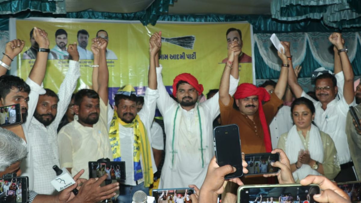 thousands gathered at gujarat jodo rally several prominent leader from the bjp and congress joined the aap