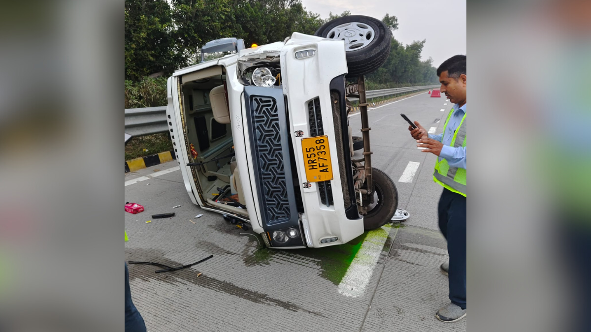 fatal accident on yamuna expressway mini bus kills man injures wife and daughter