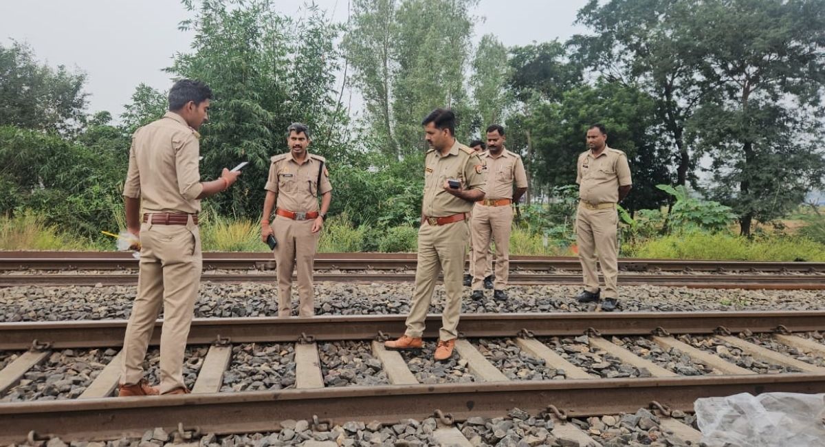 gorakhpur news young man found dead near railway track murder suspected