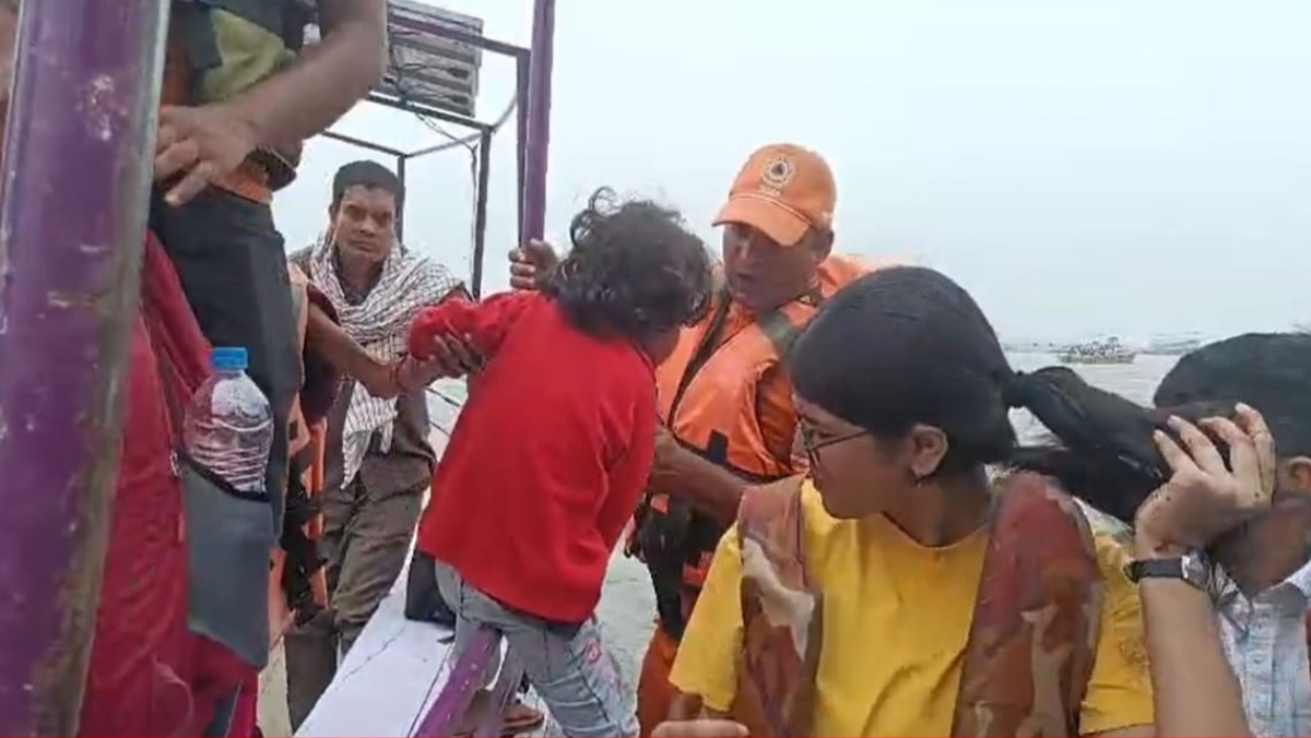 boat goes out of control in the middle of ganga river in varanasi ndrf rescues 20 people