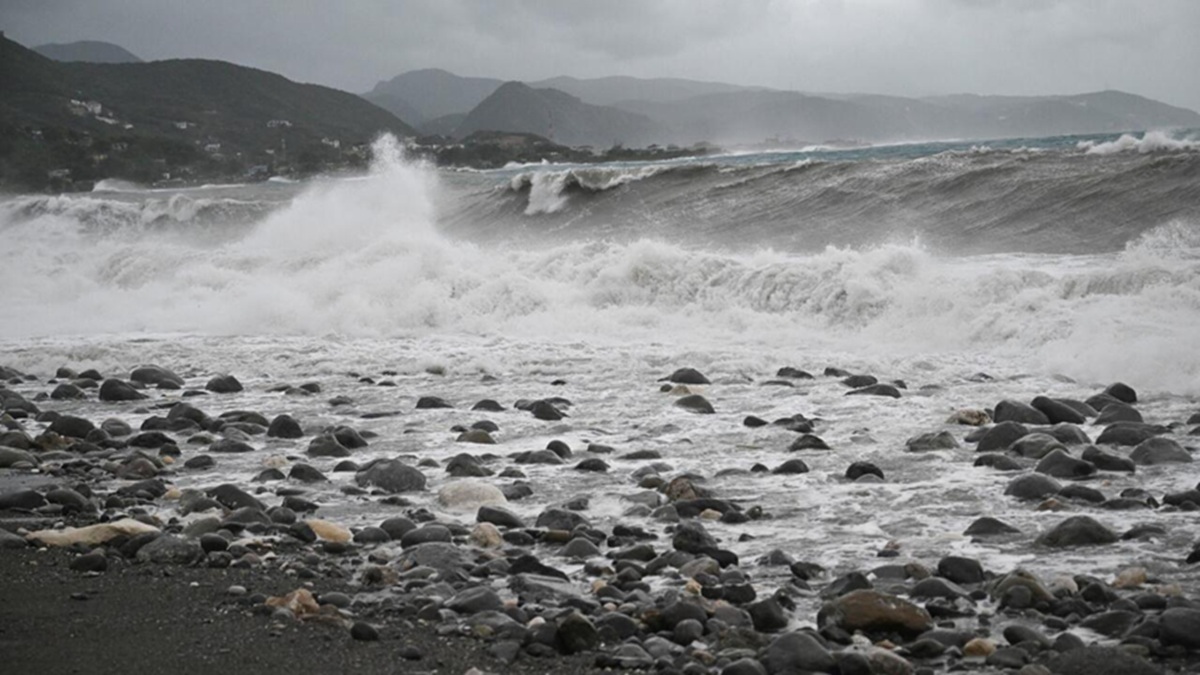 hurricane melissa hits the jamaican coast