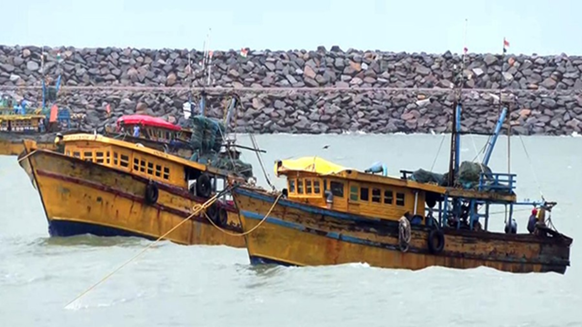 cyclone montha to hit andhra pradesh coast tonight imd latest news updates