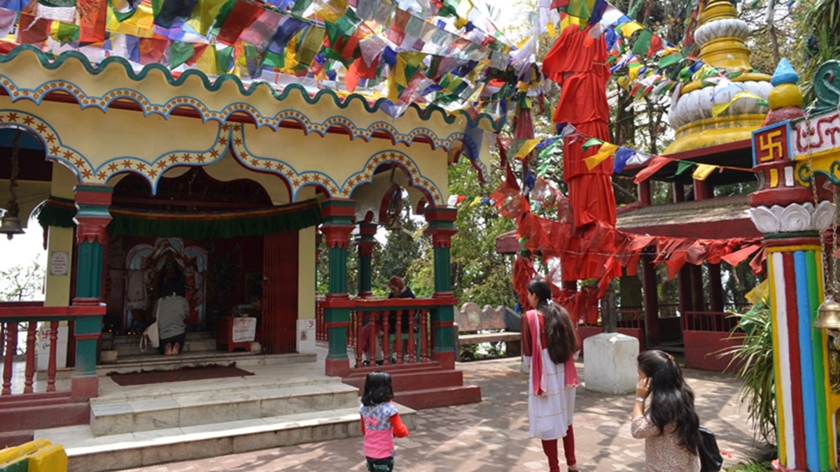 girls wearing short clothes barred from entering mahakal temple in bengal