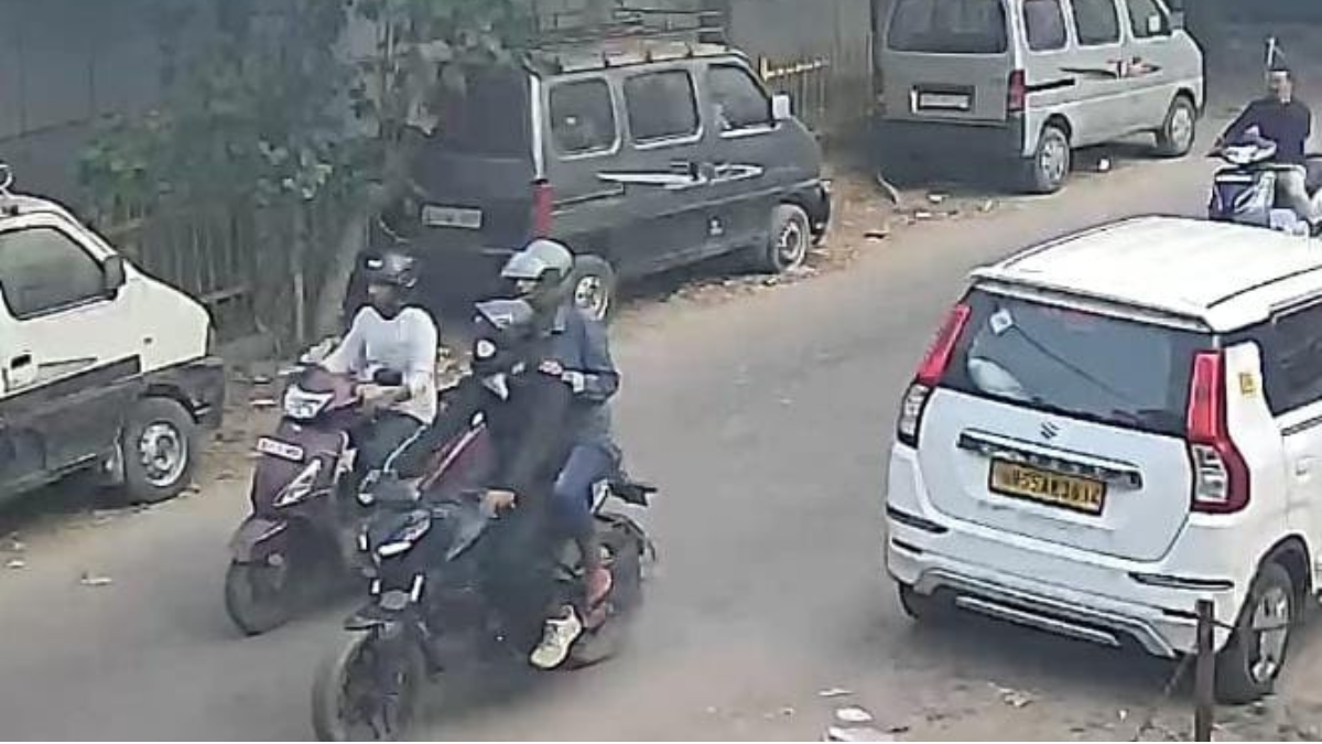 delhi teacher attack gold chain snatching caught on cctv