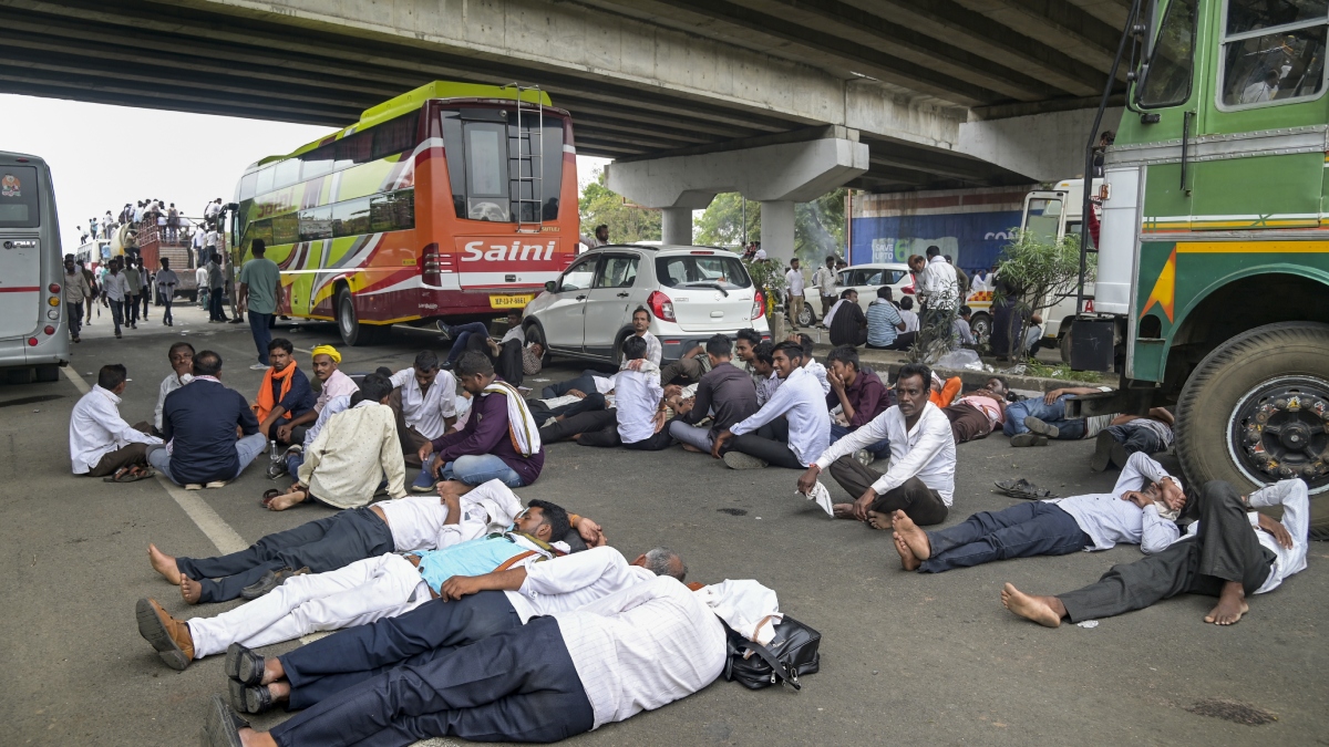 farmer protest in nagpur causes 30km traffic jam on nh44