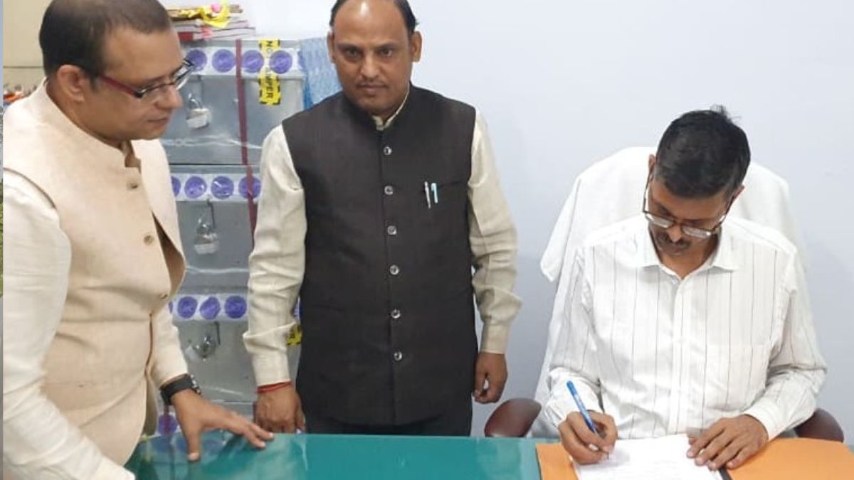 ias ashwani kumar pandey takes charge as dm shravasti at midnight